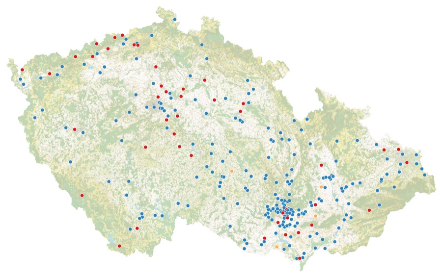 Mapa České republiky s vyznačenými body zpracovaných záměrů EIA; nejhustší zastoupení je v okolí Brna a na jižní Moravě.